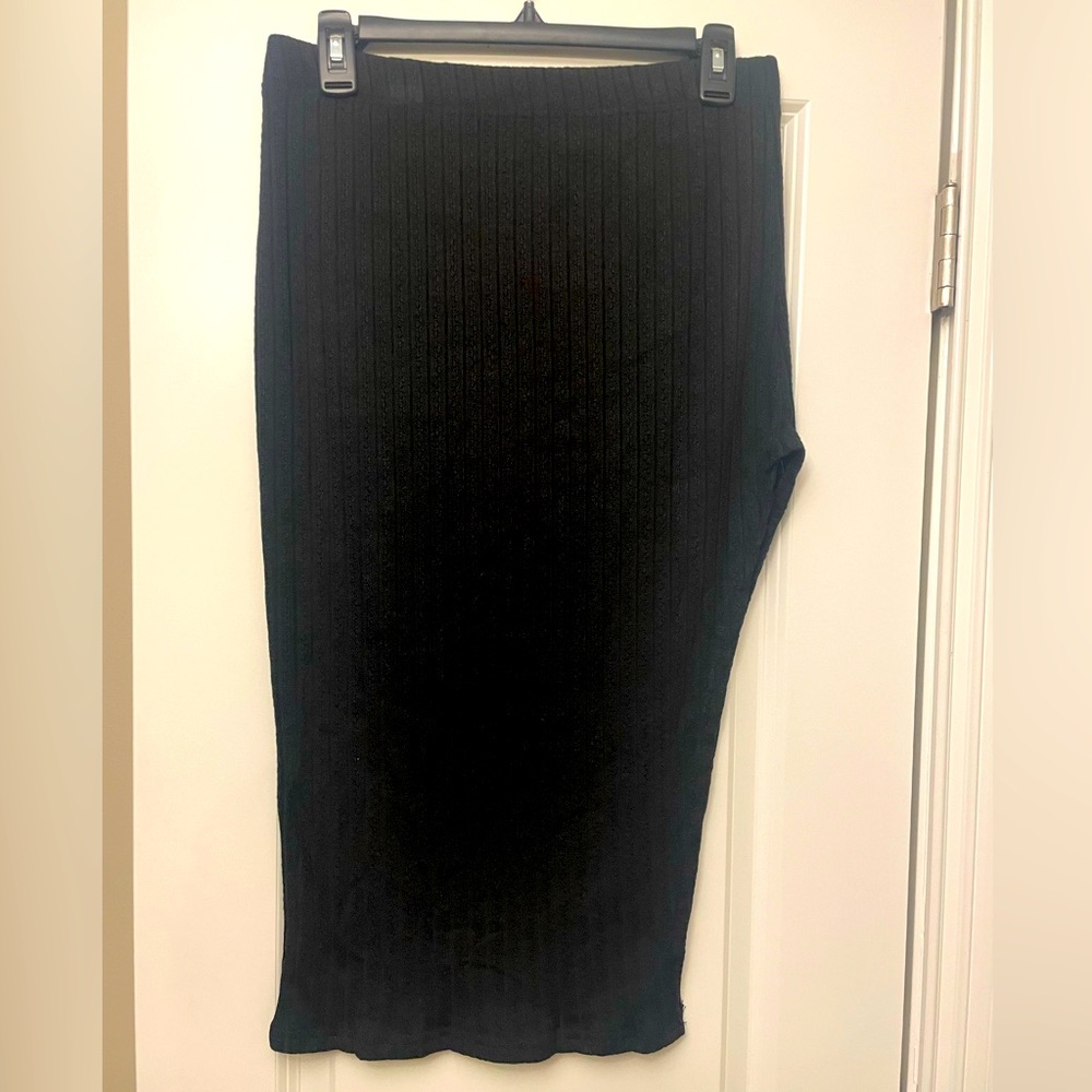 Black maxi skirt with side slit, never worn, tag on, size L